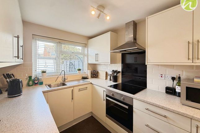 24 Locke Close, Stanford-Le-Hope photo 2