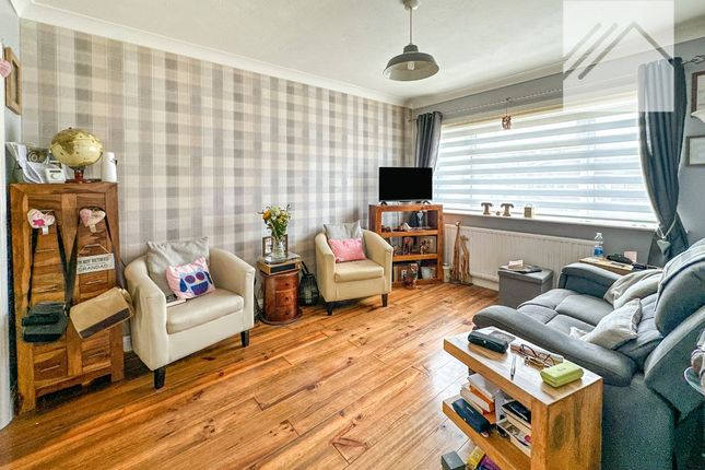 25b Dovercliff Road, Canvey Island photo 2