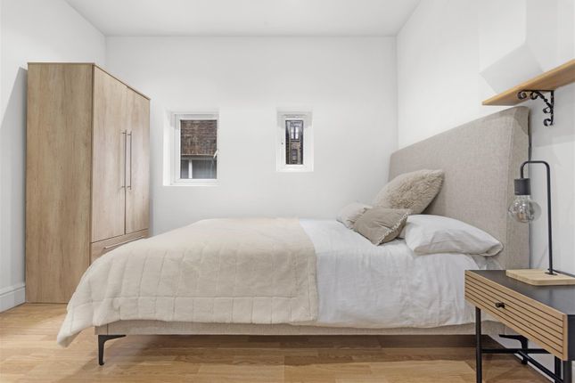 Flat 7, 5, Cheniston Gardens, London photo 3