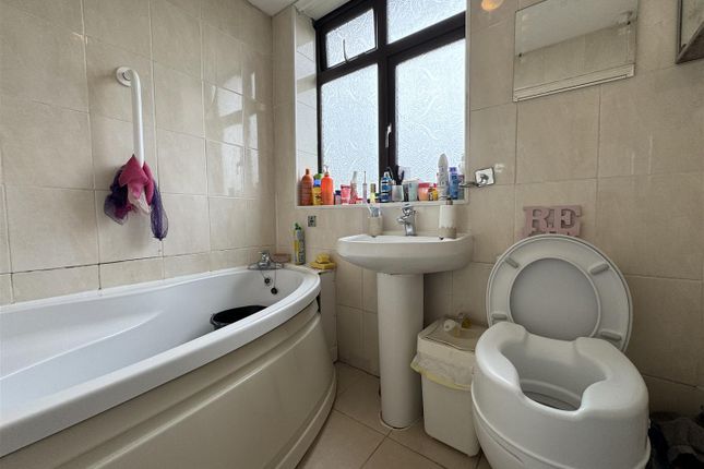 End terrace house for sale in Western Avenue, Dagenham