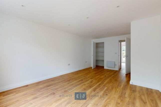 11 Fosters Close, Latchett Road, London photo 3