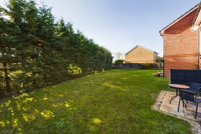 2, Hanover Close, Surrey photo 3