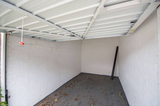 Parking/garage for sale in Lavender Hill, Clapham Junction, London