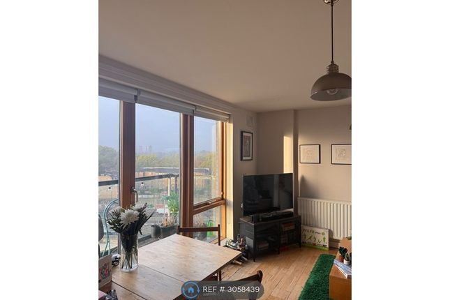 Flat  Biggs Square, Felstead Street, London photo 3