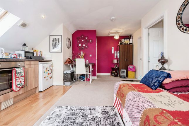 Flat for sale in Walsingham Close, Bedford