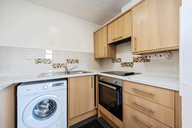 216, Redwood Grove, Bedford photo 4