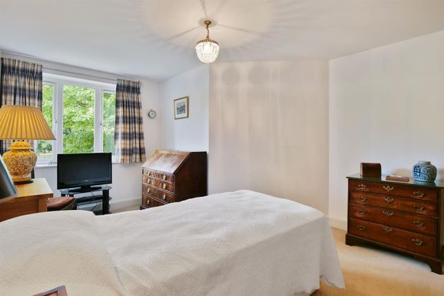 19 Eadhelm Court, Penlee Close, Edenbridge photo 3