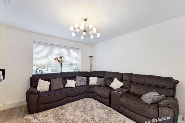 9 Henry Road, Aylesbury photo 3