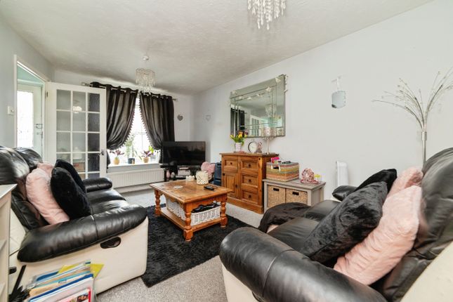 28, Doncaster Close, Stevenage photo 2