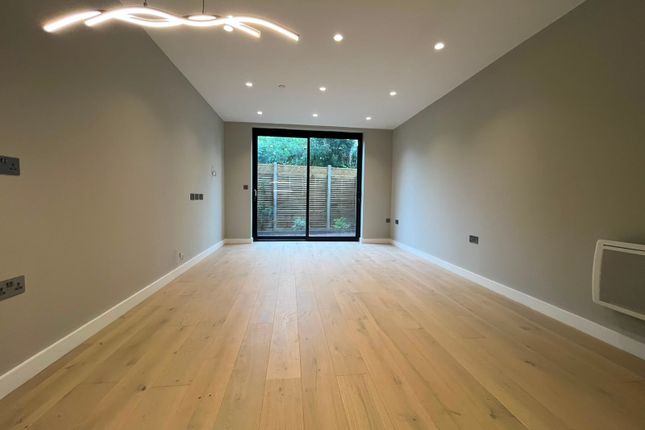 303c, Shenley Road, Borehamwood photo 4