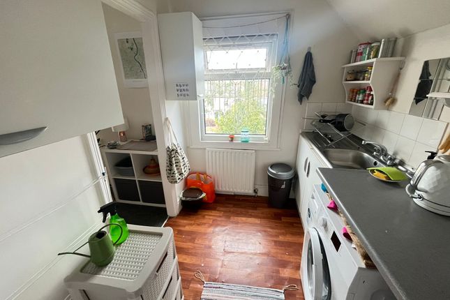 Triplex to rent in Robinson Road, Tooting, London