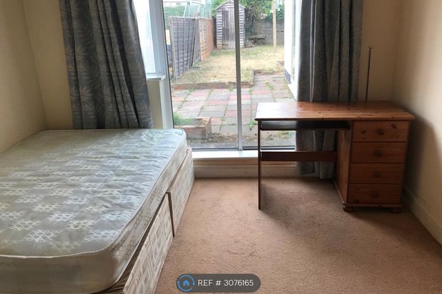 Ashwood Road, Englefield Green photo 4
