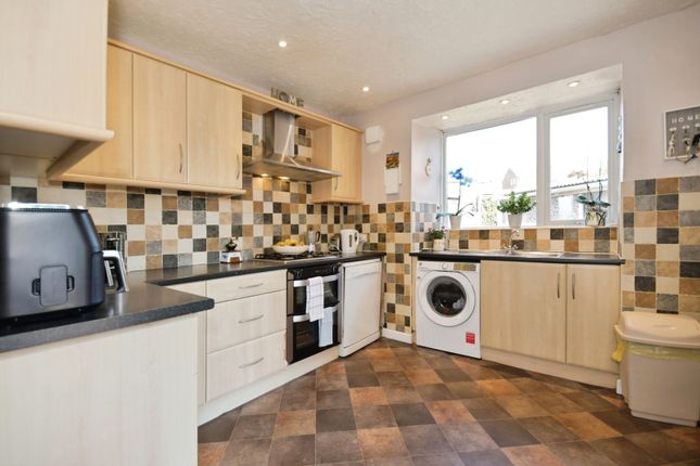 2, Bateman Close, Chesterfield photo 2