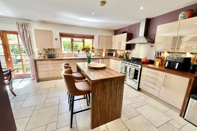 1 Woodlands, Cliff Road, Totland Bay photo 4