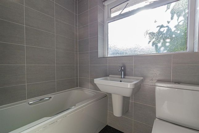 9, Evesham Close, Warrington photo 3