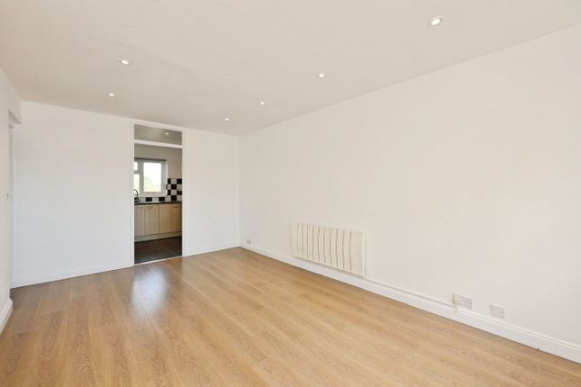 31, Gant Court, Waltham Abbey photo 3