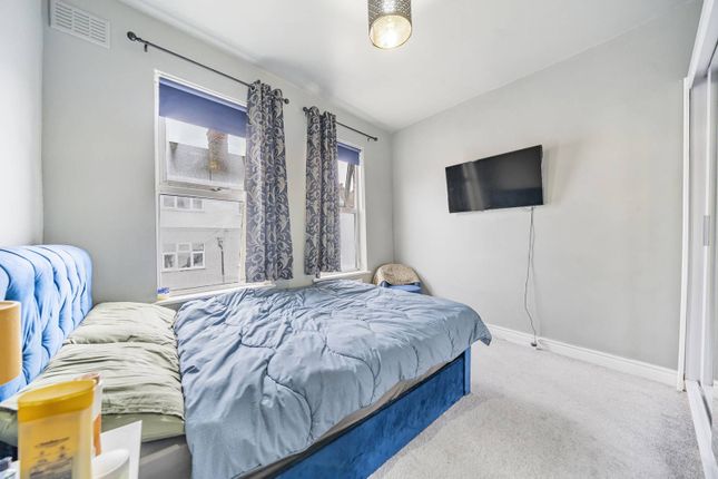 Flat for sale in Church Lane, Tooting Bec, London