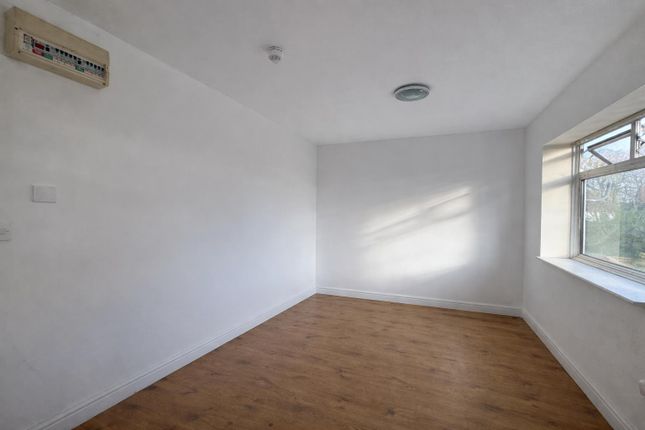 9 Bishops Grove, Hampton photo 2