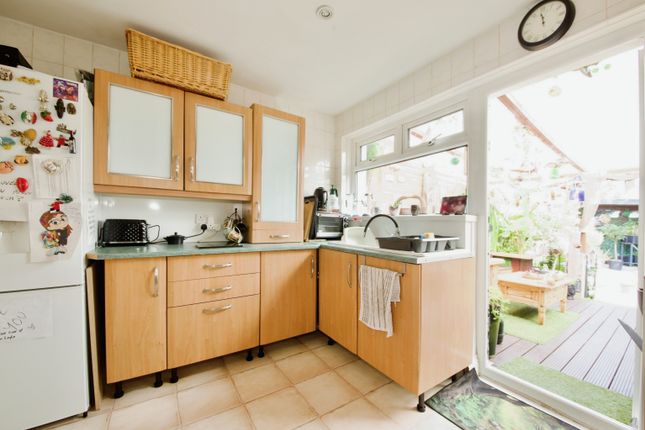 63, Beam Avenue, Dagenham photo 4