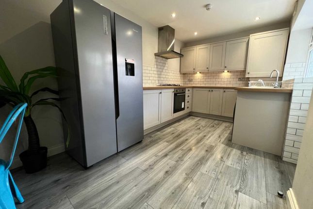 Terraced house to rent in Ridley Road, Kensington