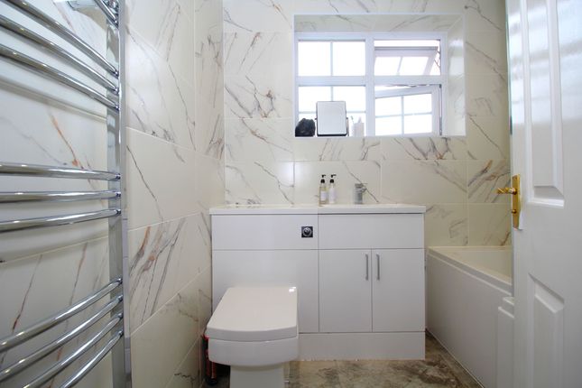 7 Davies Close, Rainham photo 4