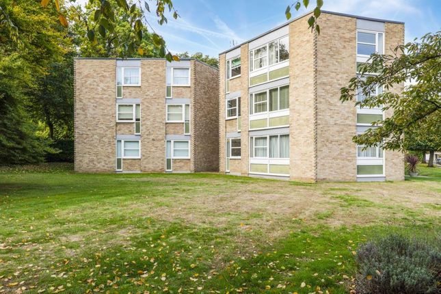 Thumbnail Flat to rent in Heathside, Weybridge, Surrey