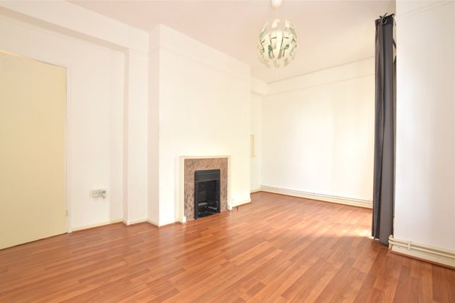 Flat 15, Dunton House,, Leigham Avenue, London photo 2
