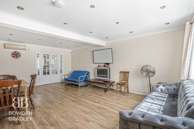 329 Havering Road, Collier Row photo 4
