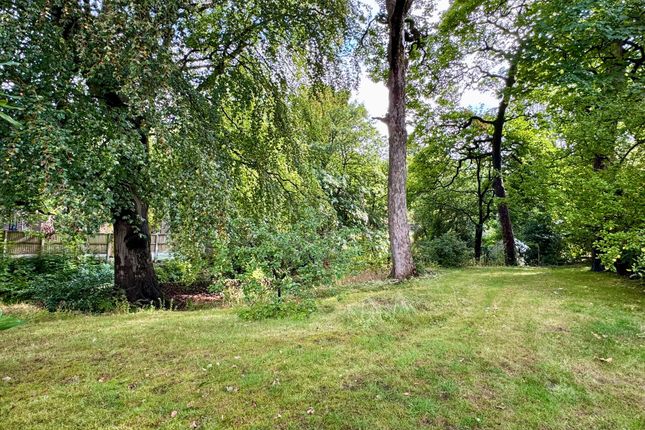 1 Shirebrook Drive, Glossop photo 4