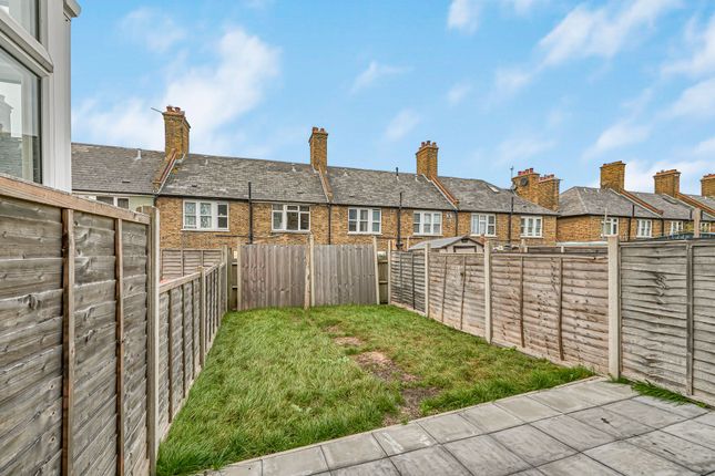 152 Lessingham Avenue, London photo 4