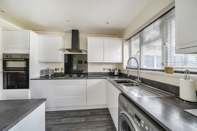 13, Western Avenue, Surrey photo 4