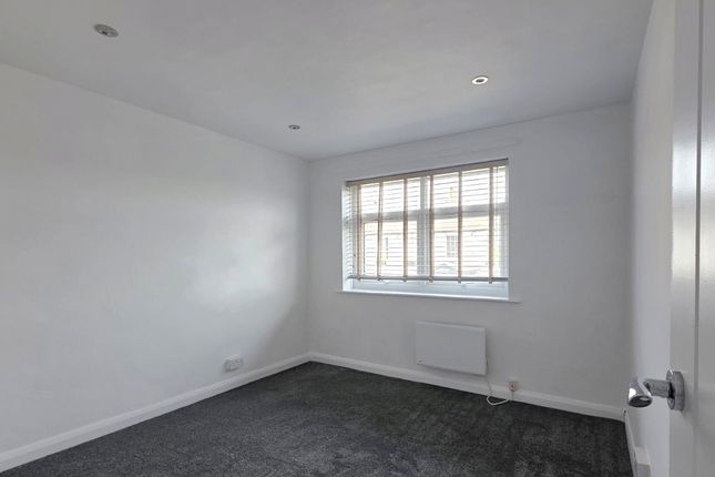 Flat 1,, Bank House, Horley photo 4