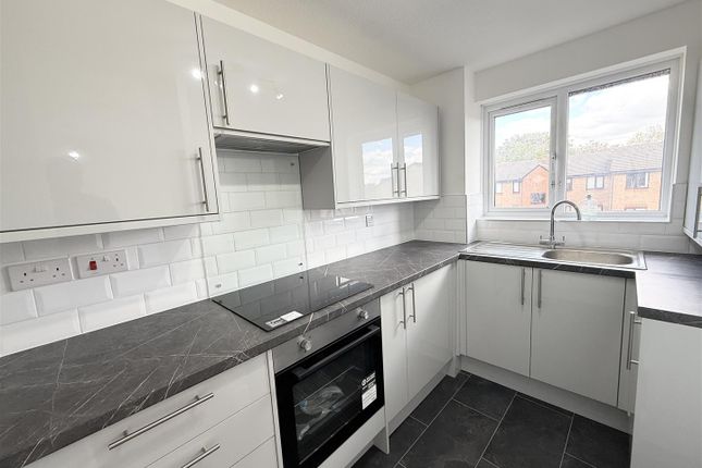 68, Streamside Close, London photo 4