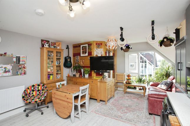 Flat 13, Lyon House, Anton Close, Rugby photo 2