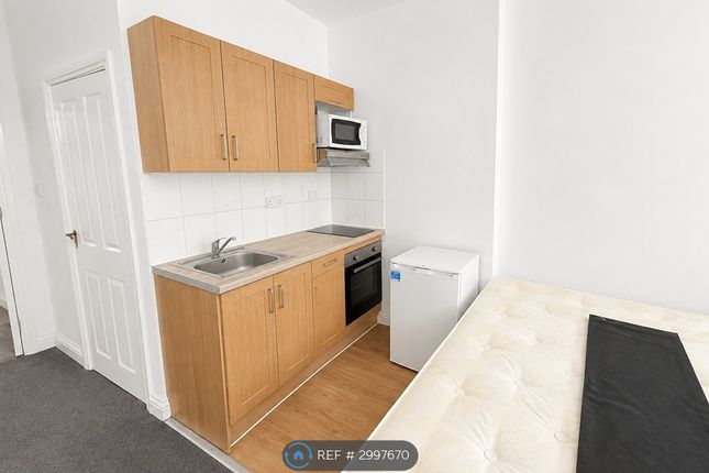 Flat A A Hoop Lane, London photo 3