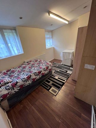 Room to rent in Colindeep Lane, London