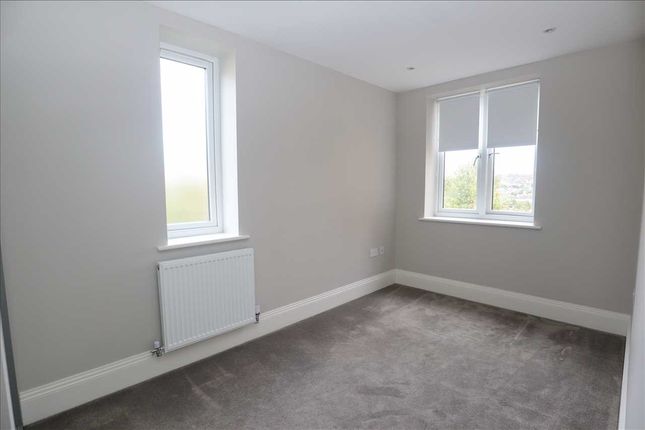 Flat to rent in Woodcote Grove Road, Coulsdon