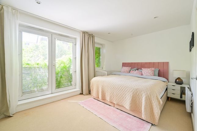 Hereford Road, E3, Bow photo 3