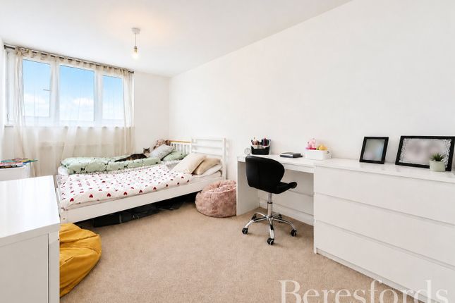 Flat 37, Uphavering House,, Parkhill Close, Hornchurch photo 3