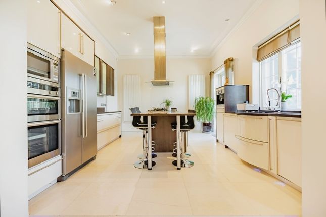 The Vicarage, St Marys Road, Langley photo 4
