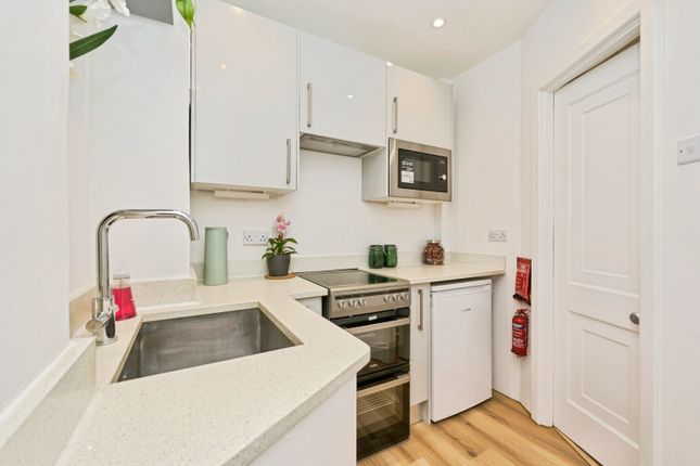 Flat 107, Queens Court, Queensway, London photo 3