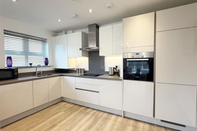 Flat 6, Dorney House, Queenswood Crescent, Egham photo 3