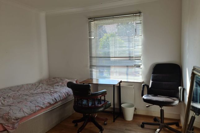 Thumbnail Room to rent in Heather Gardens, Golders Green, London