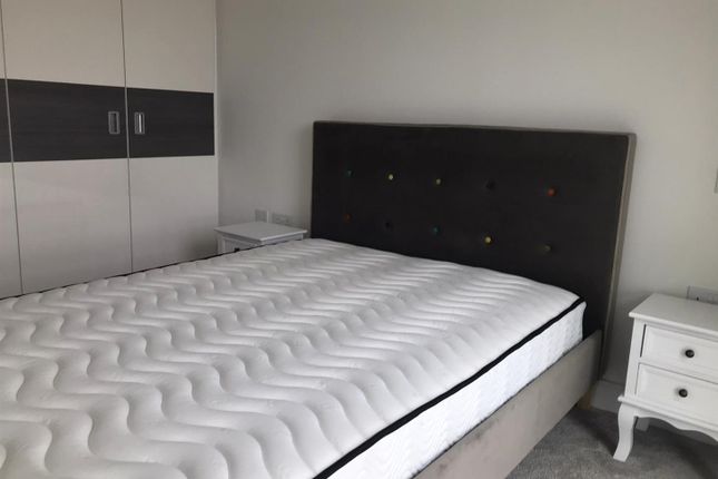 Studio flat on Flat 305, Quill House, 1 Plowden Road, London, £1,850/mo