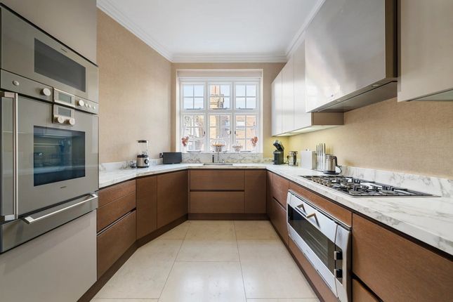 Flat to rent in Mount Street, Mayfair