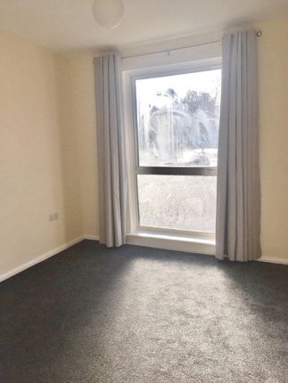32A, The Parade, Reading Road, Yateley photo 4