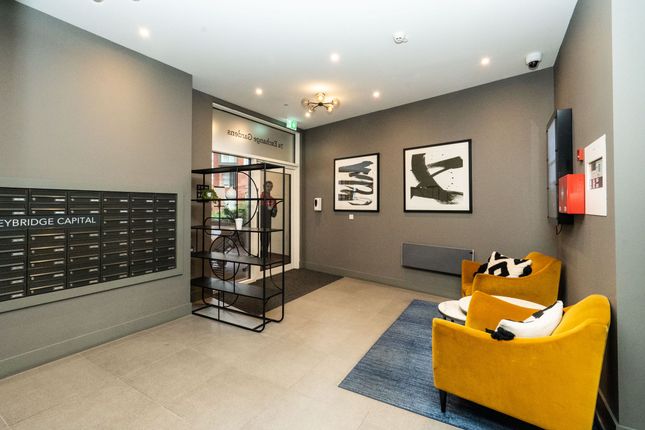 Flat 122, London photo 2