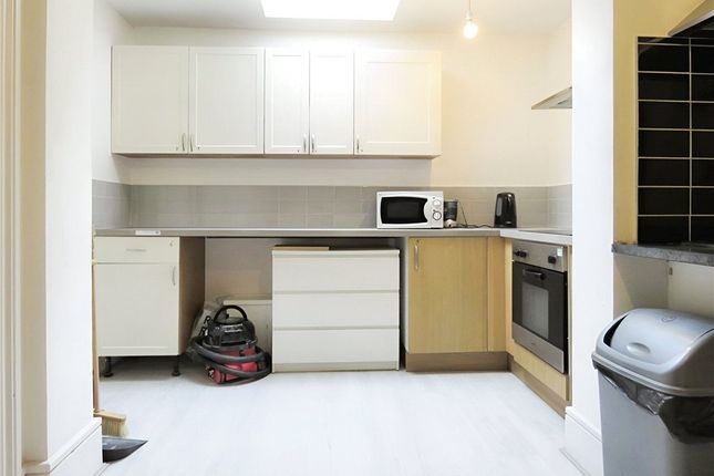 Room 3, 13, Cavendish Road, London photo 5