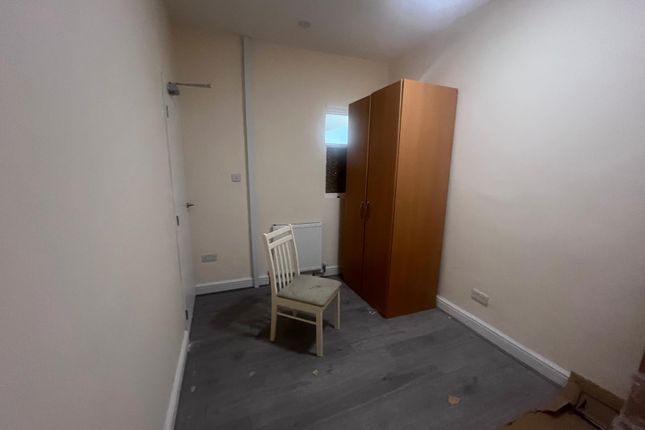 Woolsey Avenue, Newham, London photo 5