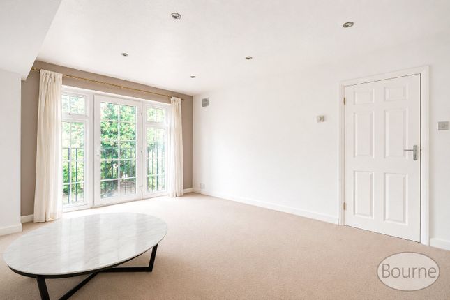 Flat 8 Freshborough Court,, Lower Edgeborough Road, Guildford photo 4
